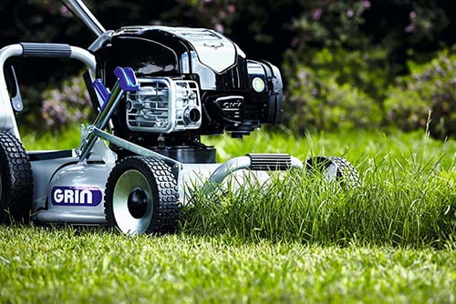 Uomo da lavoro giardiniere caucasico tagliaerba manuale tagliaerba  tagliaerba a mano tagliaerba o pinzetta elettrica o taglierina a spazzola  Prato Mace Gasoline primo piano Foto stock - Alamy