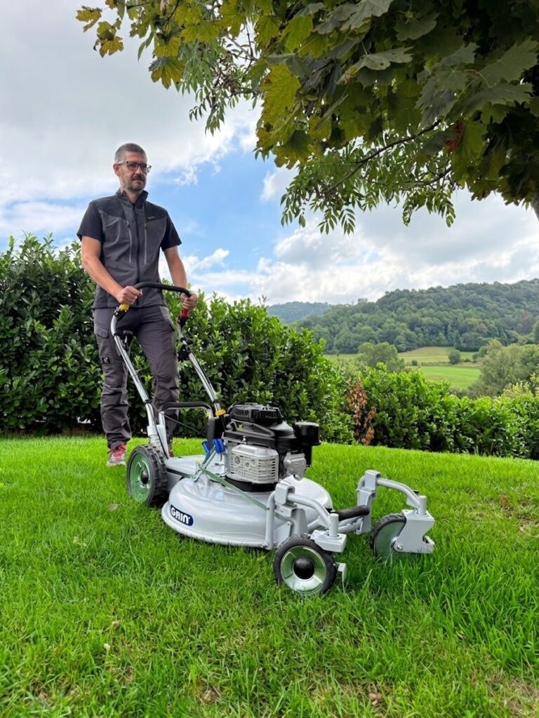 Taglio del prato con GRIN PM65A KW